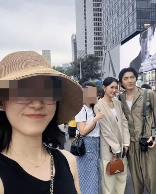 TVB小生袁偉豪攜妻閃現成都！太古里打卡被路人認出，顏值疑回春