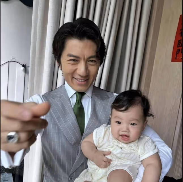 TVB小生袁偉豪攜妻閃現成都!太古里打卡被路人認出,顏值疑回春