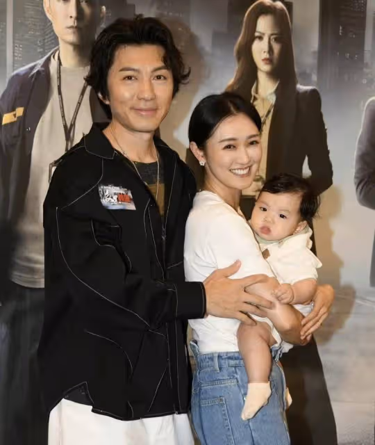 TVB小生袁偉豪攜妻閃現成都!太古里打卡被路人認出,顏值疑回春