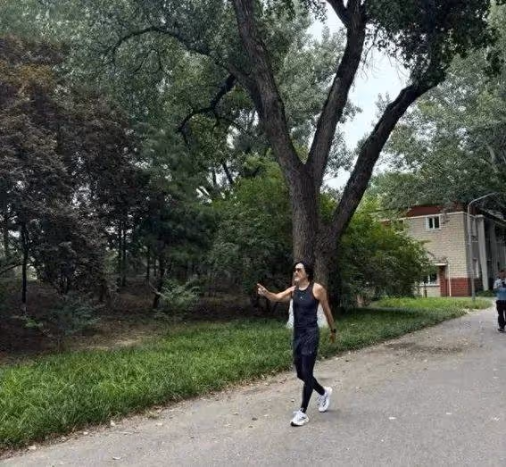 69歲周潤發曝滿頭白髮皺紋老態 親和有禮獲贊大智若愚