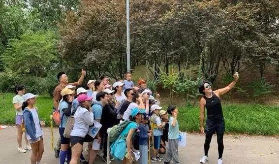 69歲周潤發曝滿頭白髮皺紋老態 親和有禮獲贊大智若愚