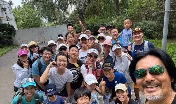 69歲周潤發曝滿頭白髮皺紋老態 親和有禮獲贊大智若愚