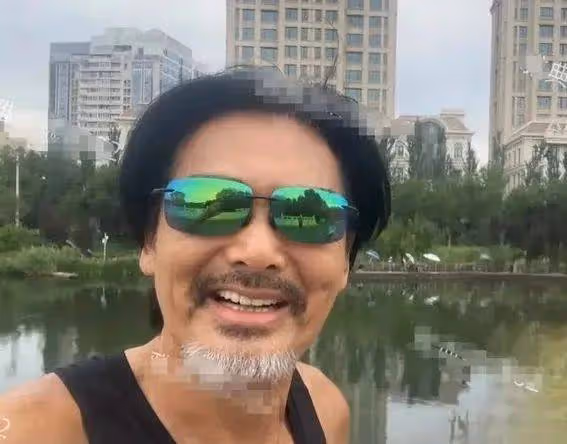 69歲周潤發曝滿頭白髮皺紋老態 親和有禮獲贊大智若愚