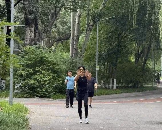 69歲周潤發曝滿頭白髮皺紋老態 親和有禮獲贊大智若愚