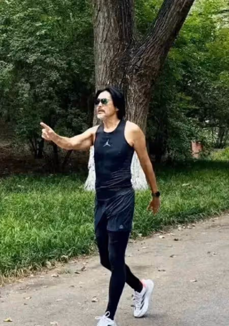 69歲周潤發曝滿頭白髮皺紋老態 親和有禮獲贊大智若愚