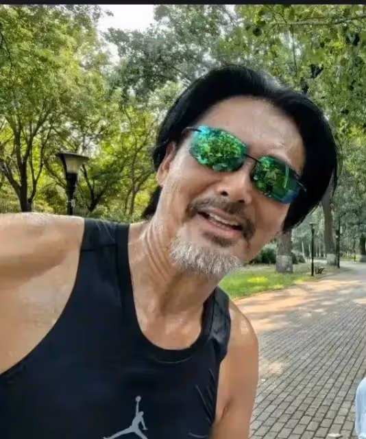 69歲周潤發曝滿頭白髮皺紋老態 親和有禮獲贊大智若愚
