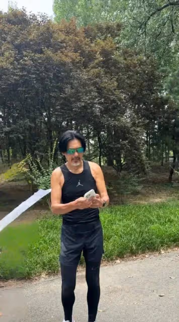 69歲周潤發曝滿頭白髮皺紋老態 親和有禮獲贊大智若愚