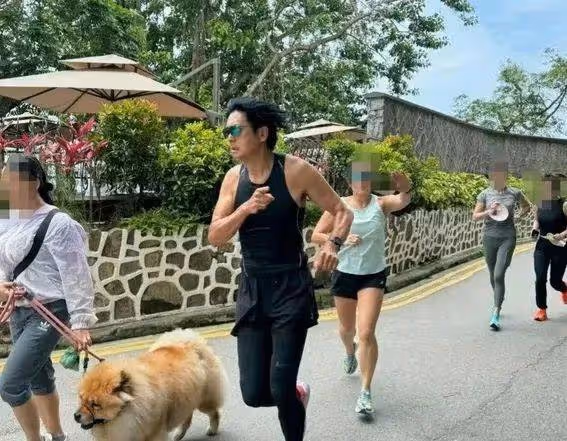 69歲周潤發曝滿頭白髮皺紋老態 親和有禮獲贊大智若愚