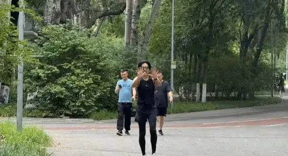 69歲周潤發曝滿頭白髮皺紋老態 親和有禮獲贊大智若愚