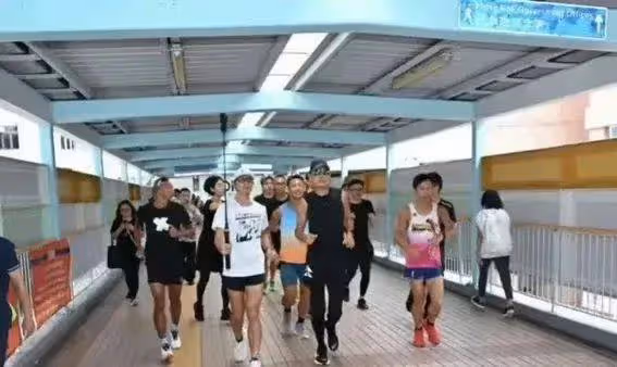 69歲周潤發曝滿頭白髮皺紋老態 親和有禮獲贊大智若愚