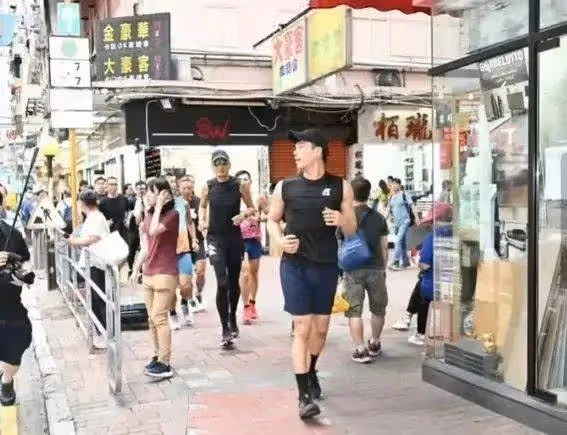 69歲周潤發曝滿頭白髮皺紋老態 親和有禮獲贊大智若愚