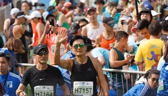 69歲周潤發曝滿頭白髮皺紋老態 親和有禮獲贊大智若愚