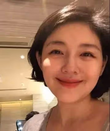 我的天!大S剪短髮,頭戴綠色鴨舌帽,大夏天穿衛衣,包裹嚴實罕見現身