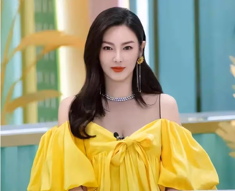 張雨綺與新男友太甜蜜,男方寵溺摟肩抱其女兒,提前練習當繼父