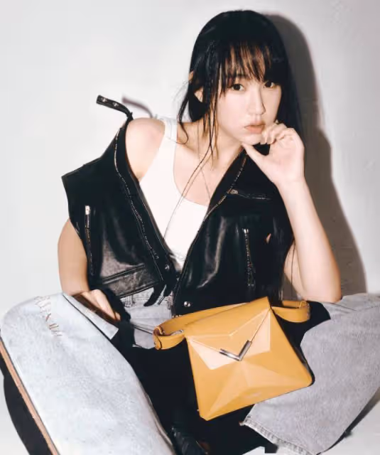 TVB當紅女歌手大曬與妹妹合照!五官輪廓長得極似!昔日小女孩成美少女