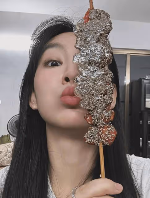 TVB當紅女歌手大曬與妹妹合照!五官輪廓長得極似!昔日小女孩成美少女