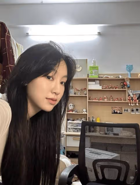 TVB當紅女歌手大曬與妹妹合照!五官輪廓長得極似!昔日小女孩成美少女