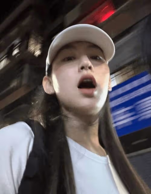TVB當紅女歌手大曬與妹妹合照!五官輪廓長得極似!昔日小女孩成美少女