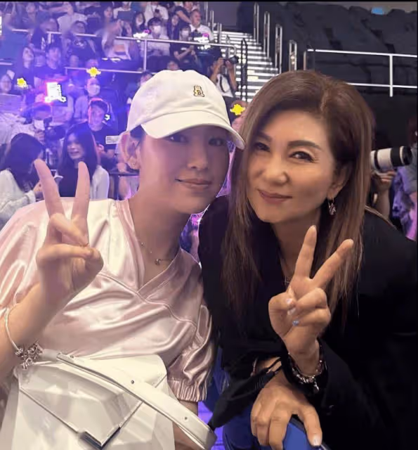 TVB當紅女歌手大曬與妹妹合照!五官輪廓長得極似!昔日小女孩成美少女