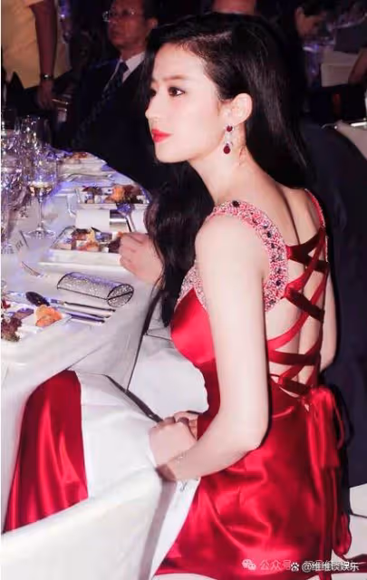 劉亦菲性感亮相!姨媽紅弔帶裙+大卷髮完美展現女神氣質