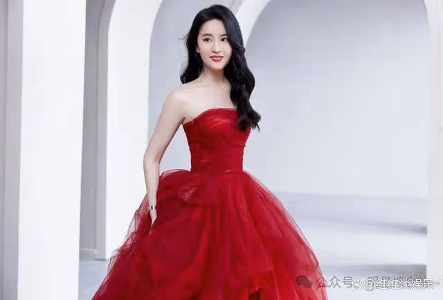 劉亦菲性感亮相!姨媽紅弔帶裙+大卷髮完美展現女神氣質