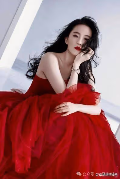 劉亦菲性感亮相!姨媽紅弔帶裙+大卷髮完美展現女神氣質