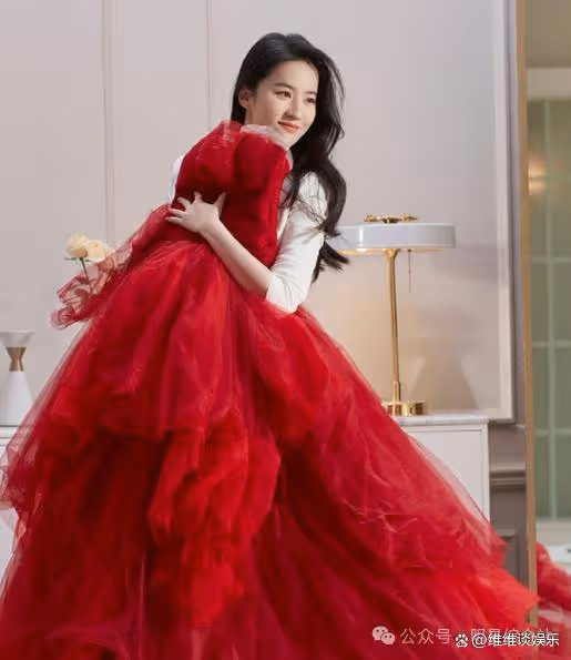 劉亦菲性感亮相!姨媽紅弔帶裙+大卷髮完美展現女神氣質