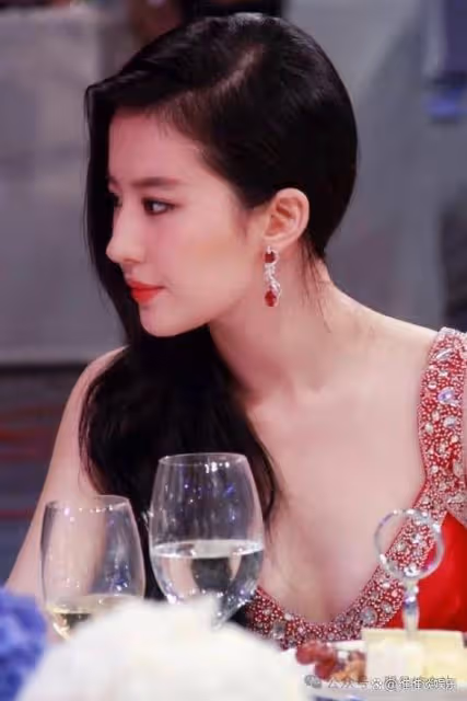 劉亦菲性感亮相!姨媽紅弔帶裙+大卷髮完美展現女神氣質