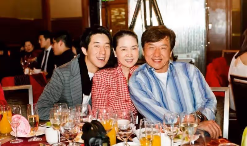 房祖名死性不改,被成龍當場暴打致尿失禁!事態嚴重,林鳳嬌哭著求也沒用了