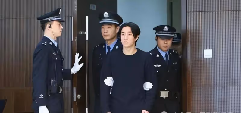 房祖名死性不改,被成龍當場暴打致尿失禁!事態嚴重,林鳳嬌哭著求也沒用了