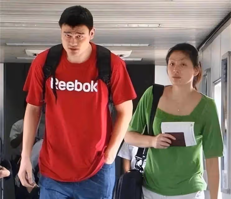 姚明女兒身高已超妻子葉莉,200斤體重穿著樸素,身高有望達2米15