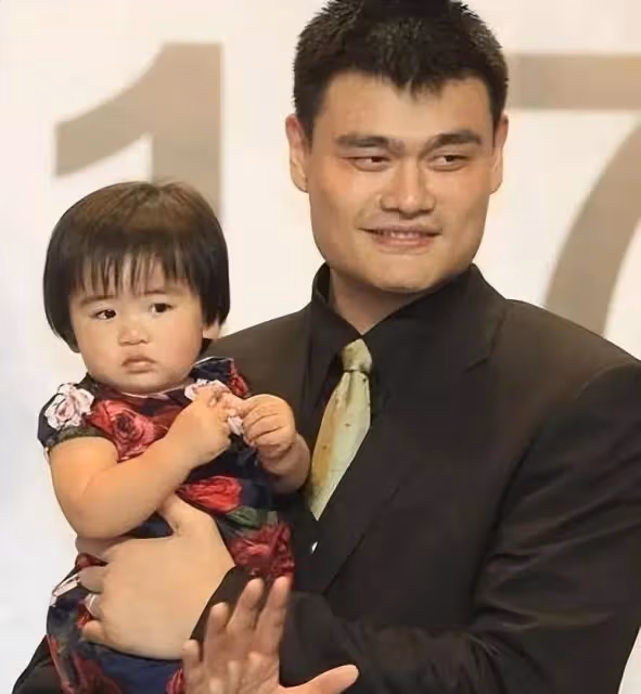 姚明女兒身高已超妻子葉莉,200斤體重穿著樸素,身高有望達2米15