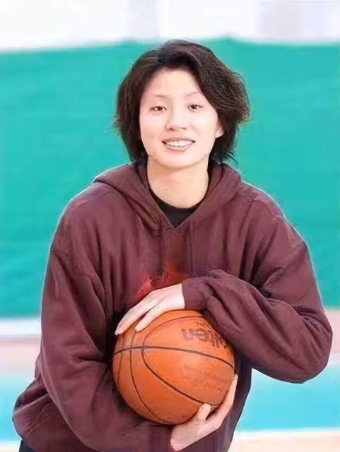 姚明女兒身高已超妻子葉莉,200斤體重穿著樸素,身高有望達2米15