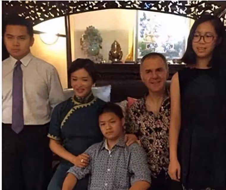 生恩不如養恩!金星20年前領養的三個孩子,現在長成了這樣