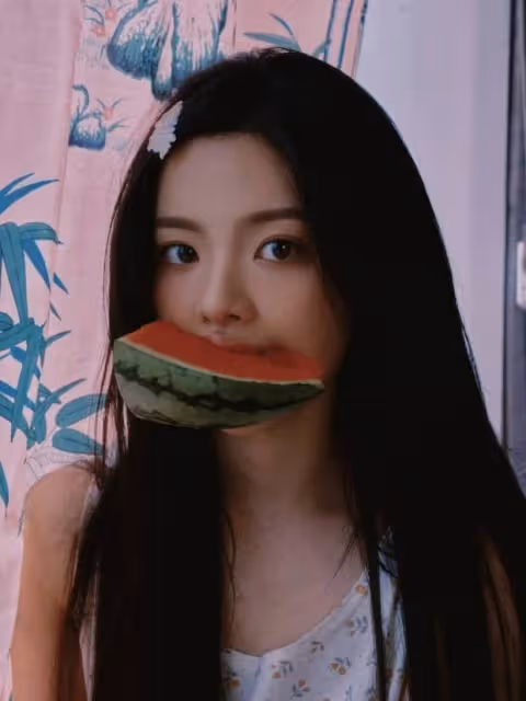 楊超越炎炎夏日居家照：弔帶睡衣搖蒲扇，吃西瓜甜美可愛