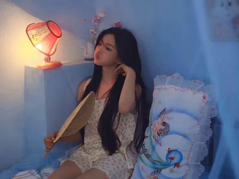 楊超越炎炎夏日居家照：弔帶睡衣搖蒲扇，吃西瓜甜美可愛