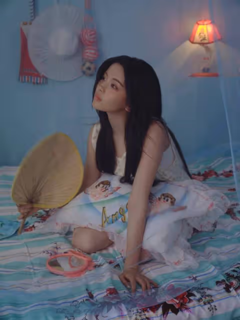 楊超越炎炎夏日居家照：弔帶睡衣搖蒲扇，吃西瓜甜美可愛