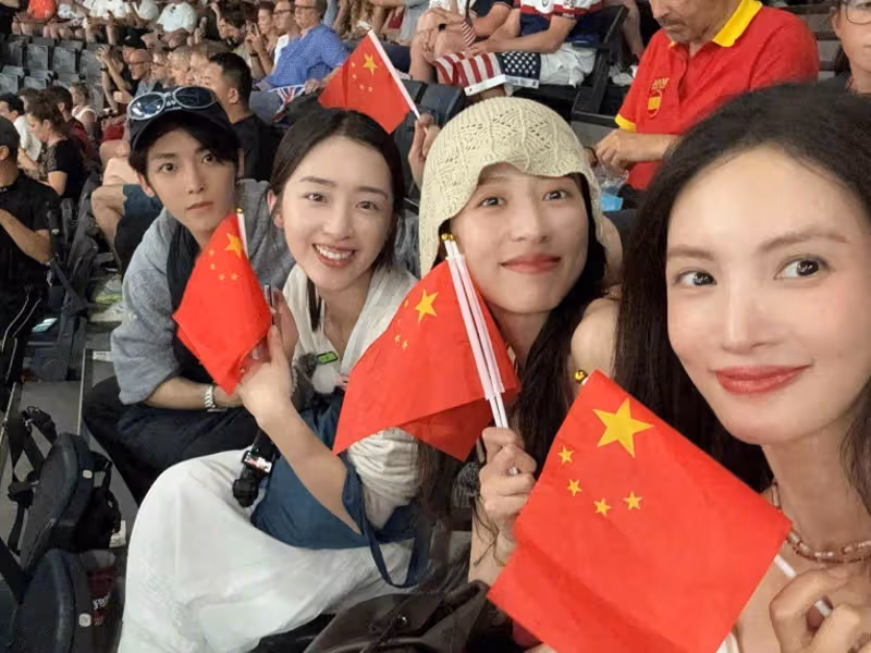 金晨周雨彤侯明昊現身奧運體操賽場：為中國隊加油，熱血不止！