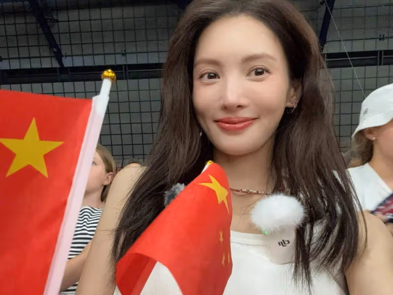 金晨周雨彤侯明昊現身奧運體操賽場：為中國隊加油，熱血不止！