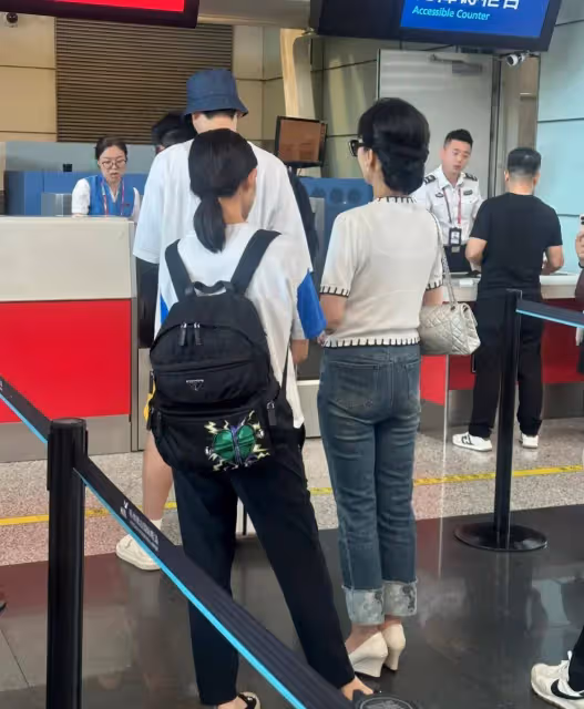 網友杭州機場偶遇趙雅芝,71歲滿頭黑髮,體態端正依然如此的優雅