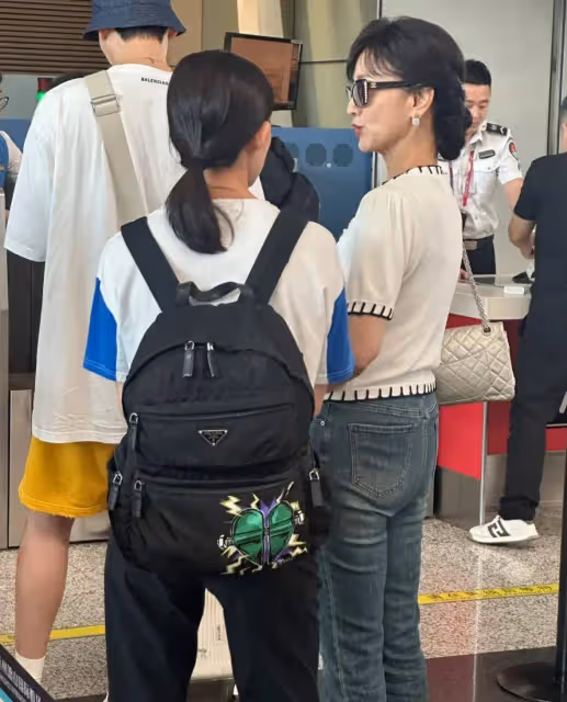 網友杭州機場偶遇趙雅芝,71歲滿頭黑髮,體態端正依然如此的優雅