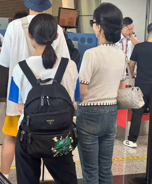 網友杭州機場偶遇趙雅芝,71歲滿頭黑髮,體態端正依然如此的優雅