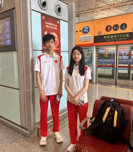 乾飯哥阿條姐回國被偶遇,合照有種i人回家過年被親戚堵門口感覺