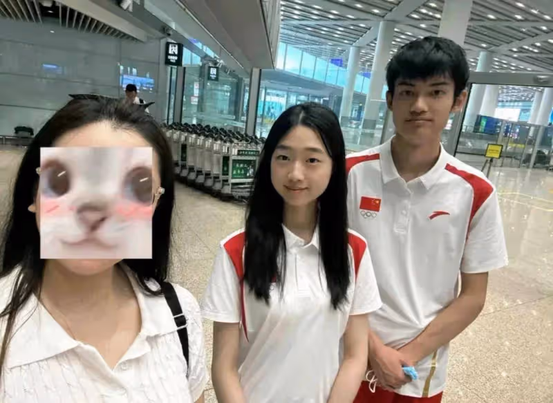 乾飯哥阿條姐回國被偶遇,合照有種i人回家過年被親戚堵門口感覺