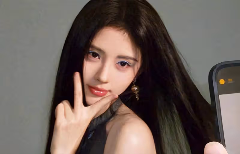 鞠婧禕藍色眼影清涼魅惑,灰色掛脖裙盡顯曲線:這造型,絕了!