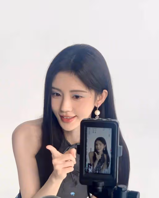 鞠婧禕藍色眼影清涼魅惑,灰色掛脖裙盡顯曲線:這造型,絕了!