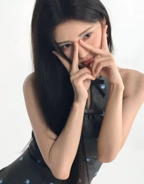 鞠婧禕藍色眼影清涼魅惑,灰色掛脖裙盡顯曲線:這造型,絕了!