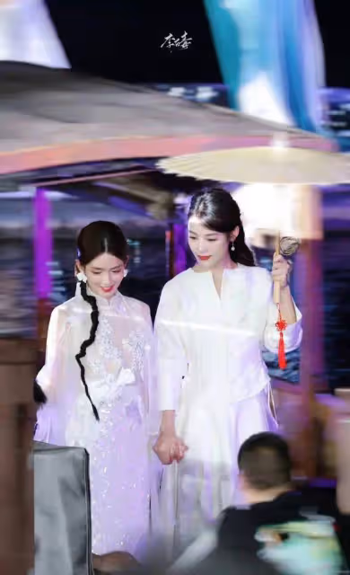 陳麗君陳昊宇素色古裝乘船,同撐油傘深情對視:CP感爆棚,氛圍感拉滿!