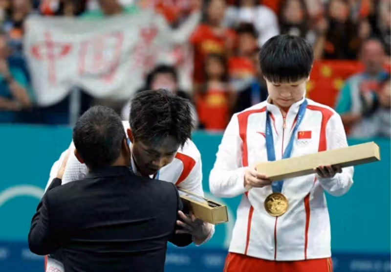 志願者曬與金琴英合照,網友:她有種幹完農活順道來比賽的質樸感