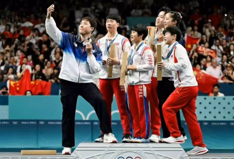 志願者曬與金琴英合照,網友:她有種幹完農活順道來比賽的質樸感
